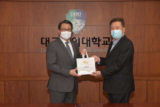대구한의대 부속 대구한방병원에서 제조한 쌍패탕을 변창훈 총장(왼쪽)에게 전달하고 있는 변준석 의료원장. 대구한의대 제공