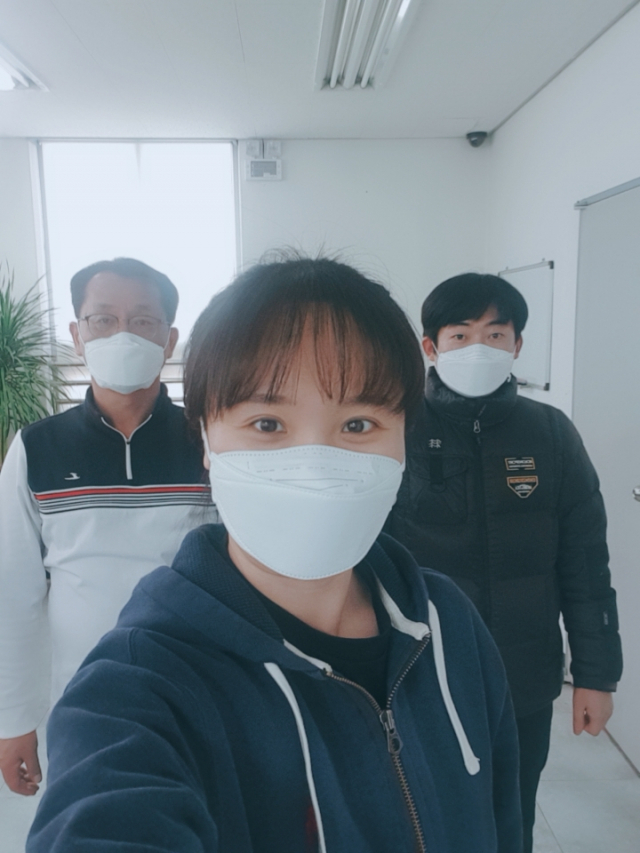 지난달 28일 가정폭력 신고현장에서 코로나19 확진자와 접촉하면서 대림치안센터에서 격리생활 중인 안심지구대 소속 경찰관 3인. 왼쪽부터 김흥식 경위, 박유진 순경, 이상철 경장. 동부경찰서 제공