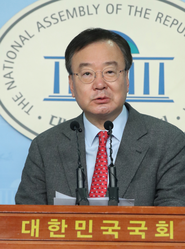 미래통합당 강효상 의원이 10일 오후 국회 정론관에서 기자회견을 열고 서울 중구 성동갑 지역구 3인 경선 결정의 재심을 요구한다고 밝히고 있다. 연합뉴스