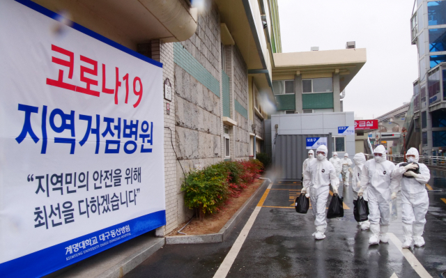 지난 3월 동산병원에서 의료진이 비를 맞으며 근무에 투입되고 있다. 매일신문 DB