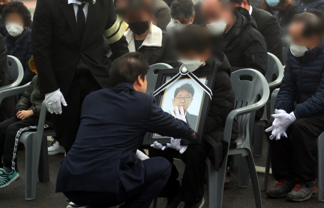 코로나19가 장기화되면서 격무에 시달리는 공무원들의 피로도가 높아지고 있다. 8일 코로나19 비상근무를 서다 숨진 공무원의 영결식 모습. 연합뉴스