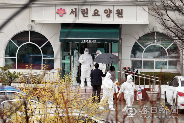 코로나19 추가 확진자 8명이 발생한 경산 서린요양원에서 10일 방역요원들이 출입구를 통제하고 있다. 이곳에서는 지금까지 모두 21명의 확진자가 나왔다. 경북도는 9일부터 도내 사회복지시설 566개소에 예방적 코호트 격리에 들어갔다. 김태형 선임기자 thk@imaeil.com
