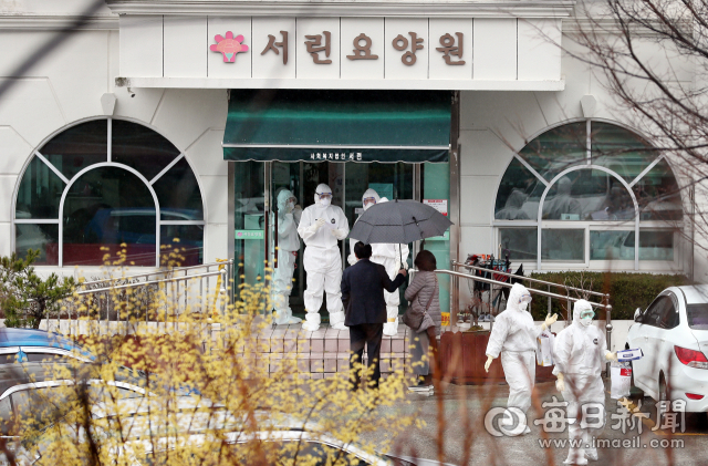 코로나19 추가 확진자 8명이 발생한 경산 서린요양원에서 10일 방역요원들이 출입구를 통제하고 있다. 이곳에서는 지금까지 모두 21명의 확진자가 나왔다. 경북도는 9일부터 도내 사회복지시설 566곳을 대상으로 예방적 코호트 격리에 들어갔다. 김태형 선임기자 thk@imaeil.com