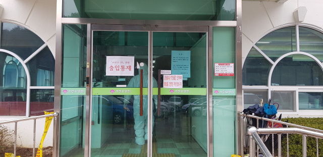 경북 경산의 한 요양원이 코로나19 확진자가 발생해 출입문을 통제하고 건물내 방역소독을 하고 있다. 매일신문 DB