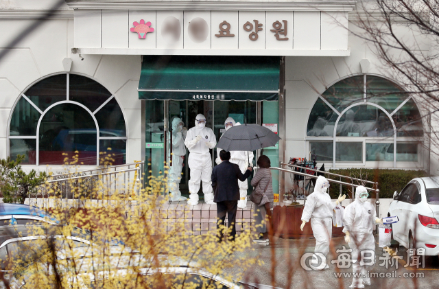 코로나19 추가 확진자 8명이 발생한 경산의 한 요양원에서 10일 방역요원들이 출입구를 통제하고 있다. 이곳에서는 지금까지 모두 21명의 확진자가 나왔다. 경북도는 9일부터 도내 사회복지시설 566개소에 예방적 코호트 격리에 들어갔다. 김태형 선임기자 thk@imaeil.com
