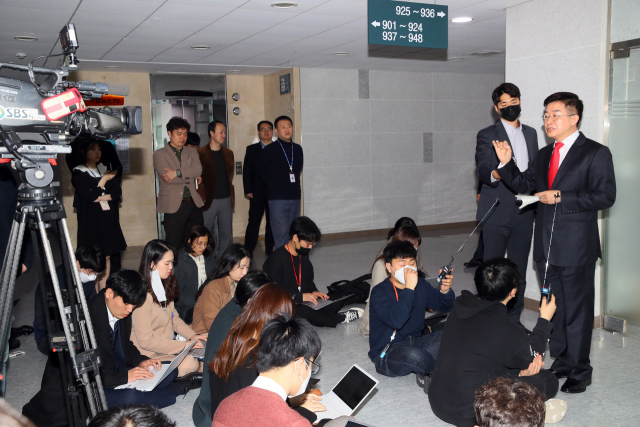 미래한국당 공병호 공천관리위원장이 10일 국회 의원회관에 마련된 공천관리위원회 앞에서 공천 심사와 관련해 설명하고 있다. 연합뉴스