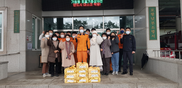 포항 원법사 신도들이 10일 포항남부서를 찾아 격무에 시달리고 있는 직원들을 위로했다. 원법사 제공