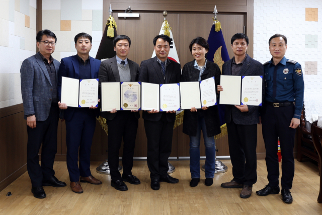 경북경찰청 베스트 경찰관에 선정된 영주경찰서 정보계 직원들이 수상을 축하하고 있다. 영주경찰서 제공