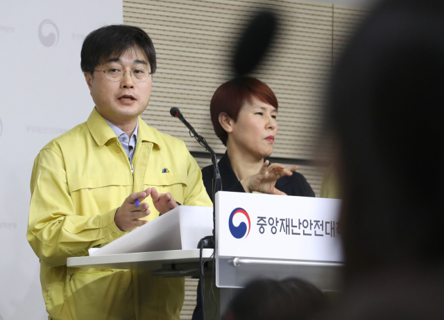 윤태호 중앙사고수습본부 방역총괄반장(보건복지부 공공보건정책관, 왼쪽)이 11일 오전 세종시 정부세종청사에서 코로나19 대응 중앙재난안전대책본부 회의 결과 등 정례브리핑을 마친 뒤 취재진의 질문에 답변하고 있다. 연합뉴스