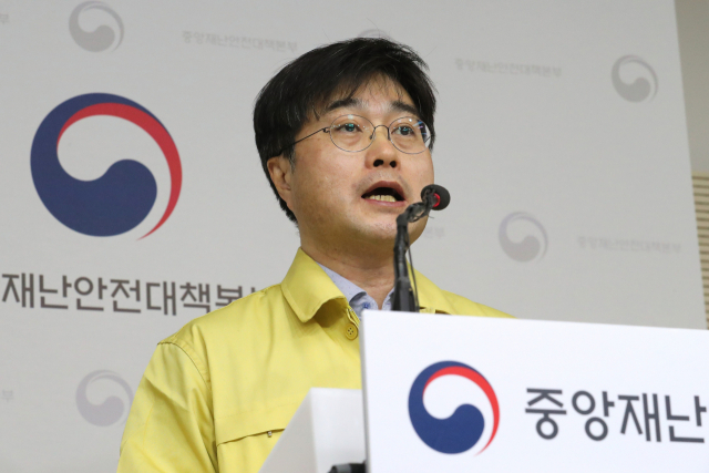 윤태호 중앙사고수습본부 방역총괄반장(보건복지부 공공보건정책관)이 11일 오전 세종시 정부세종청사에서 코로나19 대응 중앙재난안전대책본부 회의 결과 등 정례브리핑을 하고 있다. 연합뉴스