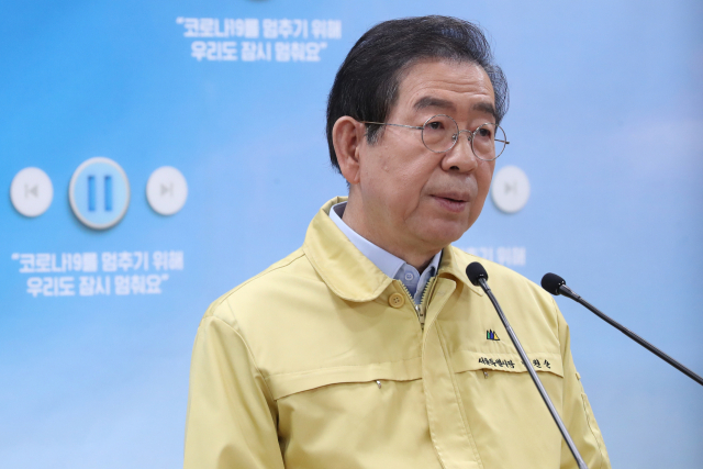 박원순 서울시장이 서울시청 브리핑룸에서 코로나19 관련 온라인 브리핑을 하고 있다. 연합뉴스