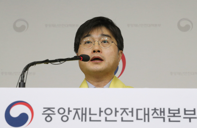 윤태호 중앙사고수습본부 방역총괄반장(보건복지부 공공보건정책관)이 11일 오전 세종시 정부세종청사에서 코로나19 대응 중앙재난안전대책본부 회의 결과 등 정례브리핑을 하고 있다. 연합뉴스