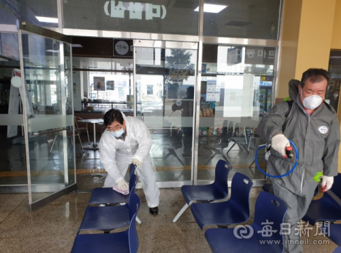 이영기(왼쪽) 영천시의원과 재난지킴이 회원이 영천시외버스터미널에서 방역소독 봉사활동을 하고 있다. 독자 제공