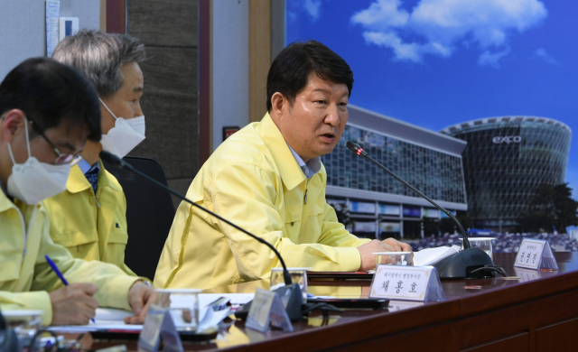 권영진 대구시장이 지난달 25일 대구시청에서 열린 중앙재난안전대책본부 대구시 신종코로나바이러스 감염증(코로나19) 대응 점검 회의에서 발언하고 있다. 연합뉴스