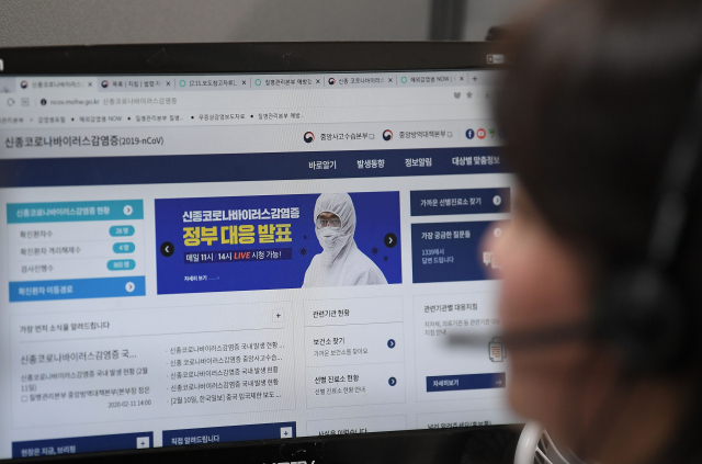 11일 오후 서울 영등포구 질병관리본부 1339 콜센터에서 상담원이 상담 업무를 보고 있다. 질병관리본부 감염병 전문 콜센터는 24시간 연중무휴로 운영되며 상담원들 외에도 보건·의료 등 전문인력 19명이 상주하고 있다. 연합뉴스