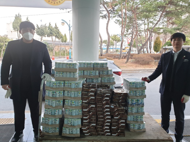 포항시 사회복무요원인 김태준(사진 왼쪽) 씨가 포항의료원에 간식을 전달하고 있다. 포항시 제공