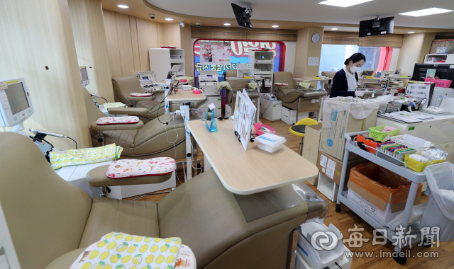 코로나19 여파로 헌혈 인구가 급감해 11일 대구 헌혈의집 동성로광장센터가 한산한 모습을 보이고 있다. 성일권 기자 sungig@imaeil.com
