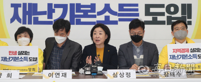 심상정(가운데) 정의당 대표가 11일 정의당 대구 동구갑 양희 국회의원 후보 선거사무소에서 4.15총선 정의당 대구시당 후보자들과 함께 재난기본소득 도입을 촉구하는 기자회견을 하고 있다. 성일권 기자 sungig@imaeil.com
