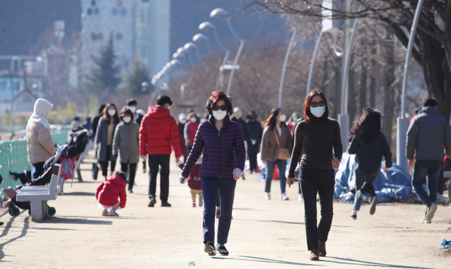 코로나19 확산으로 시민들이 사람과의 접촉을 꺼리는 가운데 12일 오후 대구 수성못에 모임을 취소하고, 홀로 산책을 즐기는 시민들의 발길이 부쩍 늘었다. 김영진 기자 kyjmaeil@imaeil.com