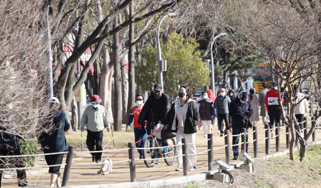 코로나19 확산으로 시민들이 사람과의 접촉을 꺼리는 가운데 12일 오후 대구 수성못에 모임을 취소하고, 홀로 산책을 즐기는 시민들의 발길이 부쩍 늘었다. 김영진 기자 kyjmaeil@imaeil.com