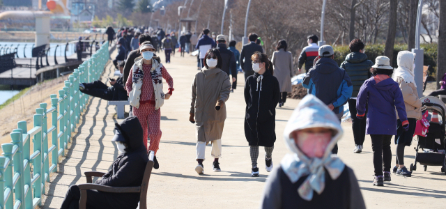 코로나19 확산으로 시민들이 사람과의 접촉을 꺼리는 가운데 12일 오후 대구 수성못에 모임을 취소하고, 홀로 산책을 즐기는 시민들의 발길이 부쩍 늘었다. 김영진 기자 kyjmaeil@imaeil.com