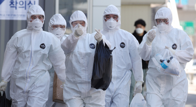11일 오전 대구 동산병원에서 근무에 투입되는 의료진이 코로나19 환자들이 있는 병동으로 향하며 손가락 하트를 만들어 보이고 있다. 김영진 기자 kyjmaeil@imaeil.com