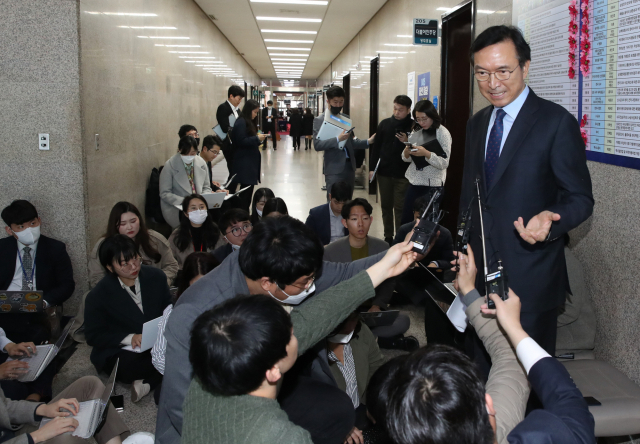 더불어민주당 이근형 전략기획위원장이 11일 오전 서울 여의도 국회에서 최고위원회의 관련 기자들의 질문에 답하고 있다. 연합뉴스