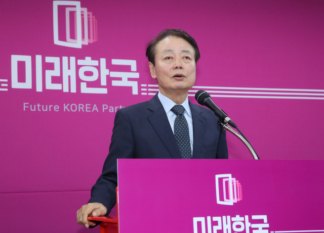 미래한국당 한선교 대표가 11일 서울 영등포구 우성빌딩에서 열린 영입인재 환영식을 마친 뒤 취재진의 질문에 답하고 있다. 연합뉴스