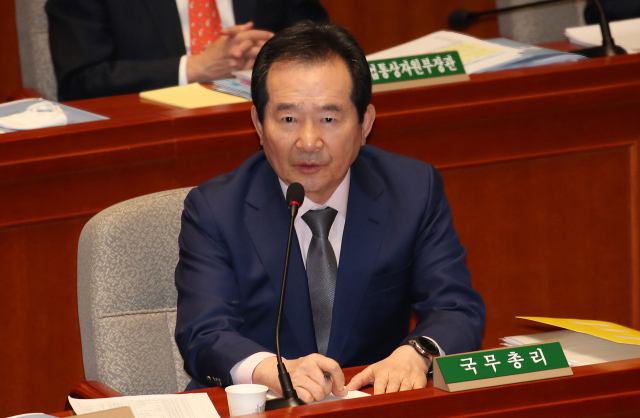 정세균 국무총리가 11일 오전 국회에서 열린 예산결산특별위원회 전체회의에서 미래통합당 성일종 의원 질의에 답하고 있다. 연합뉴스