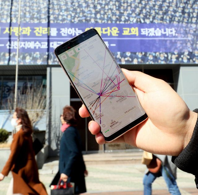 대구 시민들에게 코로나19 확진자 현황과 동선, 예방 수칙 등의 정보를 알려주는 애플리케이션이 속속 등장하고 있다. 11일 오후 코로나19 확진자 동선을 알려주는 애플리케이션 
