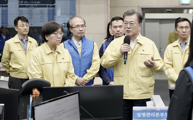 문재인 대통령이 충북 오송 질병관리본부에서 코로나19 대응을 위해 총력체제를 유지하고 있는 직원들을 격려하고 있다. 왼쪽은 정은경 본부장. 연합뉴스