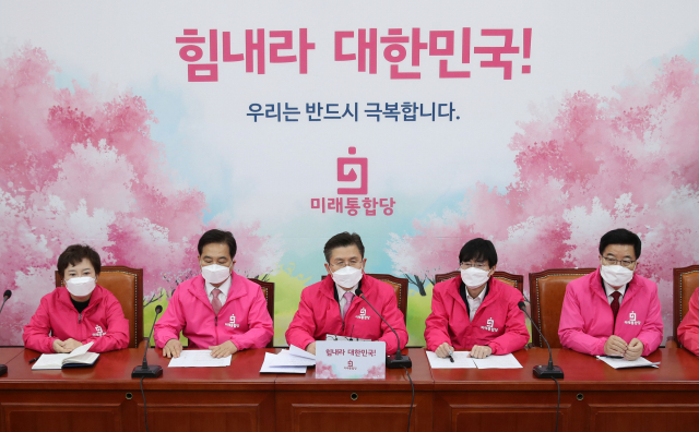 미래통합당 황교안 대표(가운데)가 12일 오전 국회에서 열린 최고위원회의에서 발언하고 있다. 연합뉴스