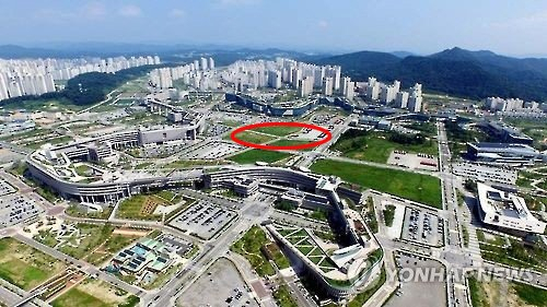 정부세종청사 내 직원 감염자 숫자가 두자리수 대로 올라서자 불안감이 커지고 있다. 연합뉴스 제공