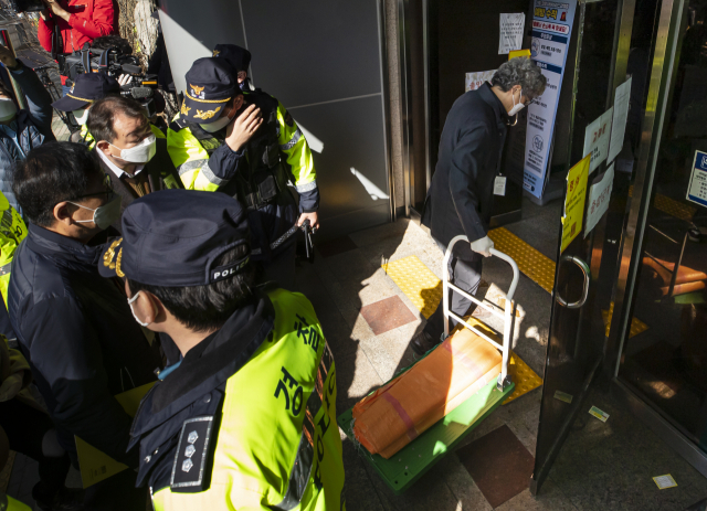 12일 오전 대구 남구에 위치한 신천지교회(대구교회) 행정조사를 하기 위해 경찰 및 대구시 관계자들이 건물로 들어가고 있다. 연합뉴스