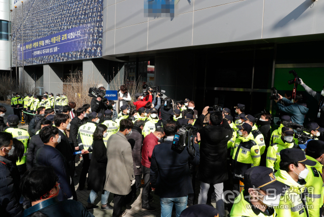 문재인 대통령이 11일 충북 오송 질병관리본부에서 정은경 본부장의 코로나19 대응 관련 설명을 듣고 있다. 연합뉴스