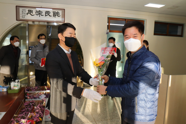 봉화경찰서 청렴동아리 회원들이 출근 하는 직원에게 꽃다발을 선물하고 있다. 봉화서 제공