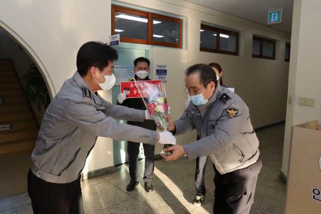 봉화경찰서 청렴동아리 회원들이 출근 하는 직원에게 꽃다발을 선물하고 있다. 봉화서 제공