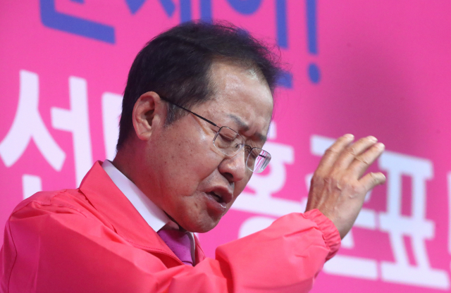 홍준표 자유한국당 (현 미래통합당) 전 대표가 9일 오후 경남 양산시 자신의 선거사무소에서 기자회견을 열고 취재진 질문에 답하고 있다. 연합뉴스