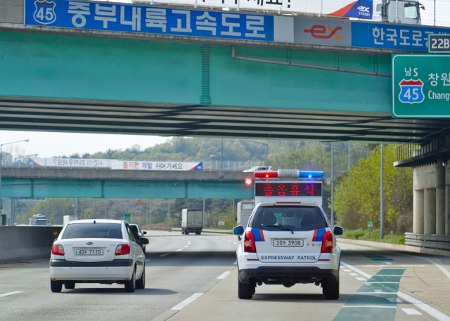 한국도로공사는 봄철에 급증하는 졸음운전 사고를 예방하기 위해 알람순찰을 강화하기로 했다. 한국도로공사 제공