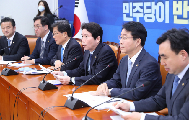 더불어민주당 이인영 원내대표가 12일 오전 서울 여의도 국회에서 열린 정책조정회의에서 발언하고 있다. 연합뉴스
