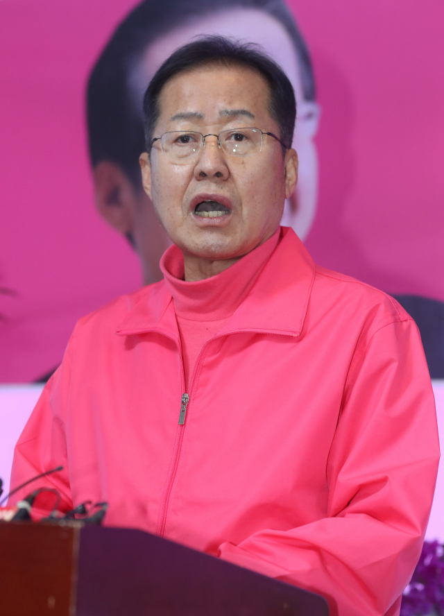 홍준표 자유한국당(현 미래통합당) 전 대표가 12일 오후 경남 양산시 자신의 선거사무소에서 기자회견을 열어 제21대 국회의원선거 출마와 관련한 거취를 표명하고 있다. 연합뉴스