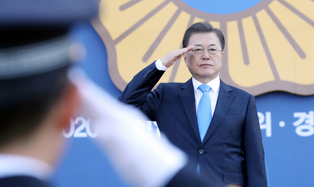 문재인 대통령이 12일 오후 충남 아산시 경찰대학에서 열린 신임경찰 경위.경감 임용식에 참석, 임용자들로부터 경례를 받고 있다. 연합뉴스
