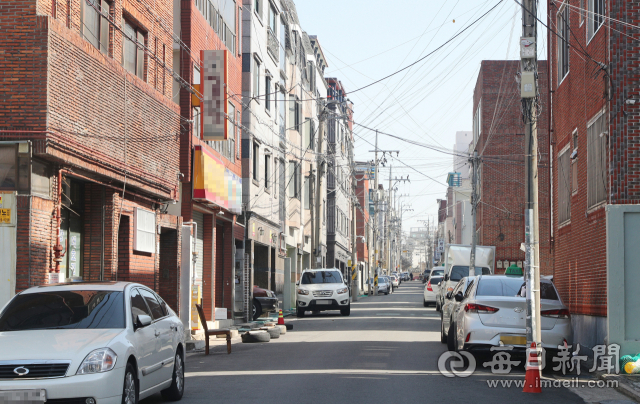 12일 대구 남구 대명동 신천지 대구교회 부근 주택가에 오가는 시민들이 거의 없어 한산한 모습을 보이고 있다. 성일권 기자 sungig@imaeil.com