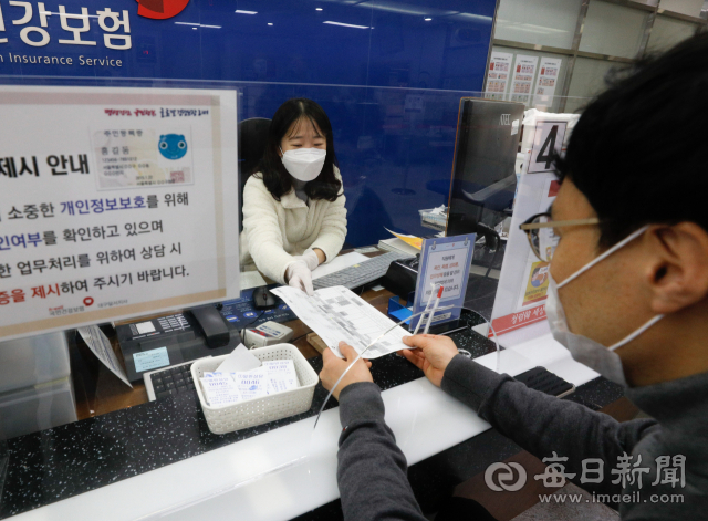 콜센터 등 밀집된 사무공간에서 코로나19 소규모 집단 감염이 확산되고 있는 가운데 23일 대구 달서구 두류공원로 국민건강보험공단 달서지사 민원실에 