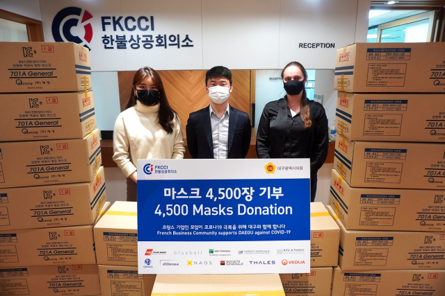 한불상공회의소가 12일 마스크 4천500장을 대구시의회에 전달했다. 한불상공회의소 제공