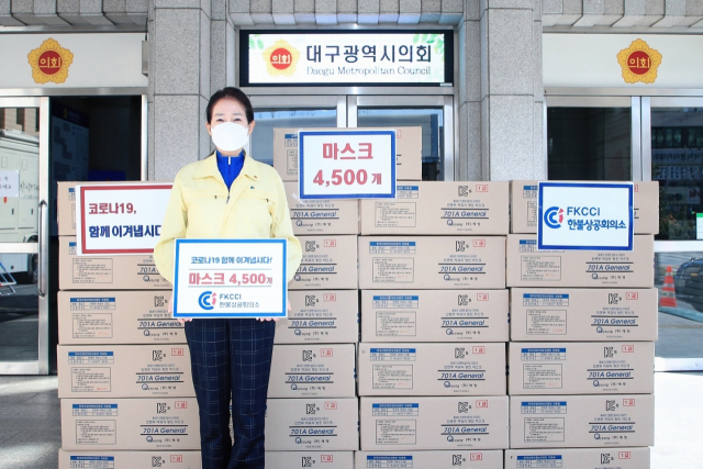 대구시의회는 12일 한불상공회의소가 보낸 마스크 4천500장을 수령해 아동생활시설에 분배했다. 배지숙 대구시의회 의장. 대구시의회 제공