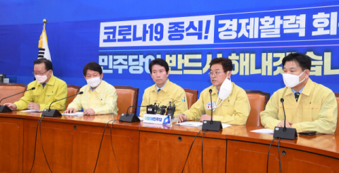이철우 경북도지사와 권영진 대구시장이 12일 이인영 더불어민주당 원내대표를 만나 코로나19 피해 특별지원을 건의하고 있다. 왼쪽부터 김부겸 의원, 권영진 시장, 이인영 원내대표, 이철우 도지사, 홍의락 의원. 경북도 제공