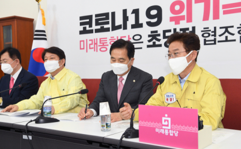 이철우 경북도지사와 권영진 대구시장이 12일 심재철 미래통합당 원내대표를 만나 코로나19 피해 특별지원을 건의하고 있다. 경북도 제공