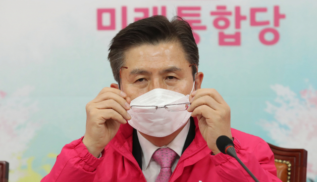 미래통합당 황교안 대표가 12일 오전 국회에서 열린 최고위원회의에서 안경을 고쳐 쓰고 있다. 연합뉴스
