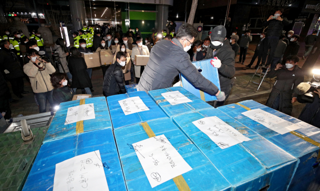 지난달 행정조사에 나선 대구시와 경찰 관계자들이 대구 남구 대명동 신천지 대구교회에서 확보한 서류와 물품 등을 박스에 담아 옮기고 있다. 김영진 기자 kyjmaeil@imaeil.com
